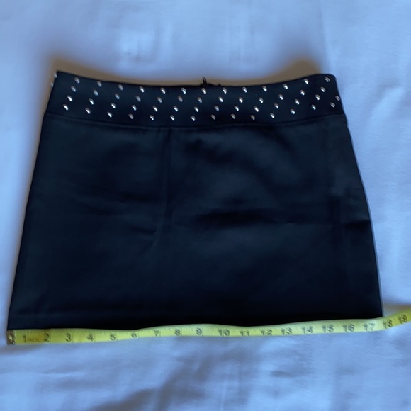 Black short skirt with little sequence details around the waist in size S. - Picture 4 of 7